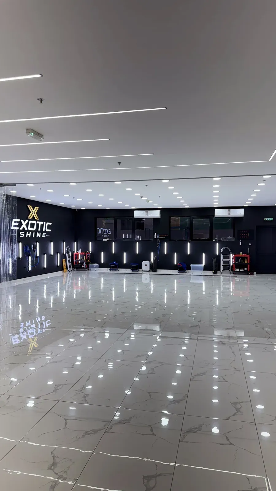 A prepared bay, marble floor reflecting the ceiling lights